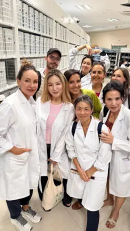 Maca con colegas durante su formación en medicina china